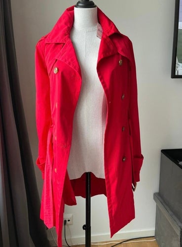 Ny med prislapp - Röd trenchcoat från Mango strl S. Nypris 699:-