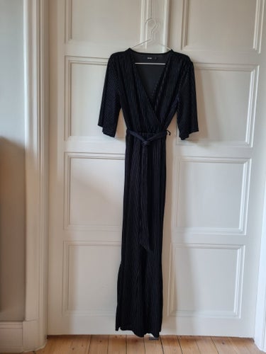 Bik Bok svart jumpsuit, storlek L