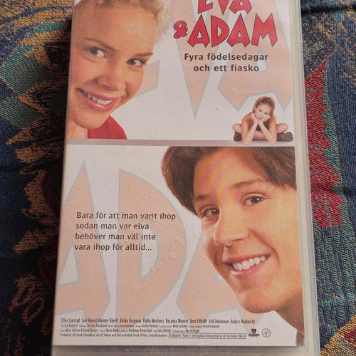 Eva & Adam - Fyra Födelsedagar Och Ett Fiasko - VHS (Svenskt Tal)