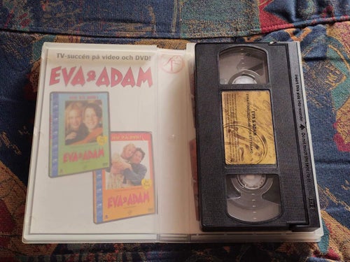 Eva & Adam - Fyra Födelsedagar Och Ett Fiasko - VHS (Svenskt Tal)