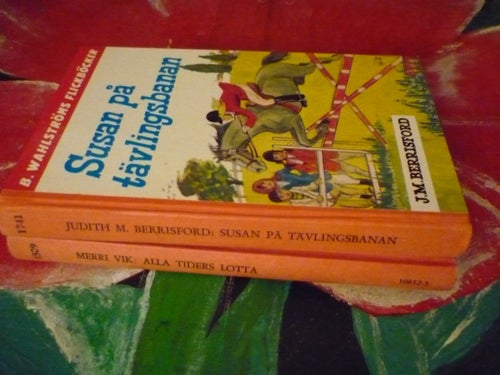 BOK, 2 STYCKEN FLICKBÖCKER, BÖCKER, ALLA TIDERS LOTTA, SUSAN PÅ TÄVLINGSBANAN