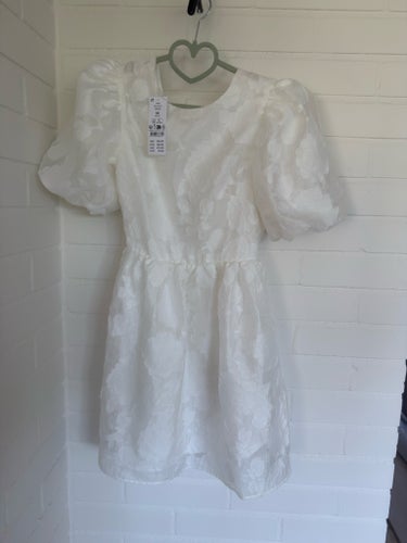 Ljuvlig, NY Gina Tricot vit klänning, storlek 34/XS, student, konfirmation