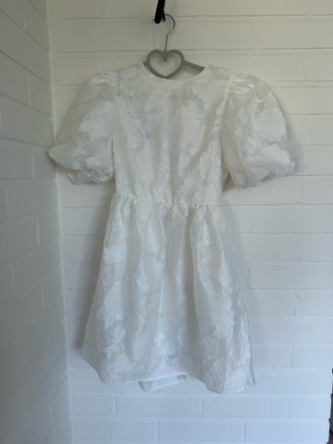 Ljuvlig, NY Gina Tricot vit klänning, storlek 34/XS, student, konfirmation
