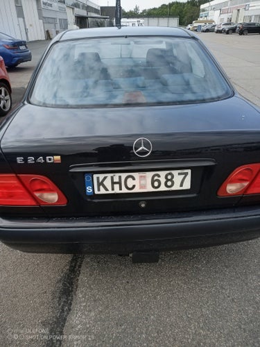 Mercedes-Benz E 240 Sedan