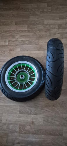 Ett Moped/Scooterhjul 3.50-10 med däck gröna fälgar