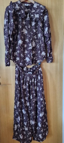 Blommigt set med blus och byxkjol Stl 38, Lila beige