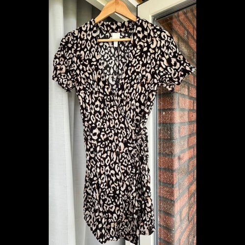Omlottklänning från H&M strl S leopardmönstrad