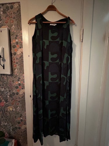 Marimekko mörkblå, grön klänning, storlek 40