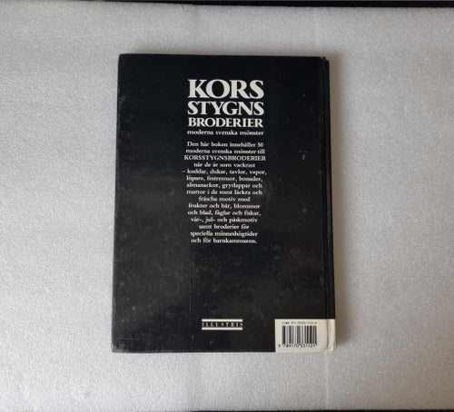 KORSSTYGN-BRODERIER moderna svenska mönster av Illustris Förlag, 1991