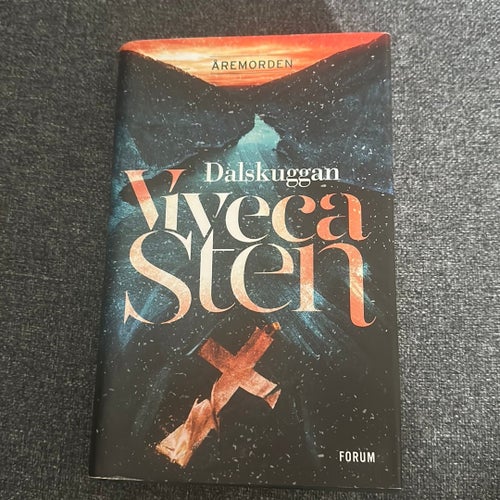 Dalskuggan av Viveca Sten, Åremorden, Forum