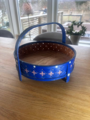 Handmålad spånkorg med litet ljus