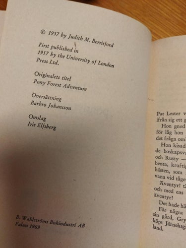 Jakten på ponny tjuvarna av Judith M. Berrisford. bok. Very Fine plus