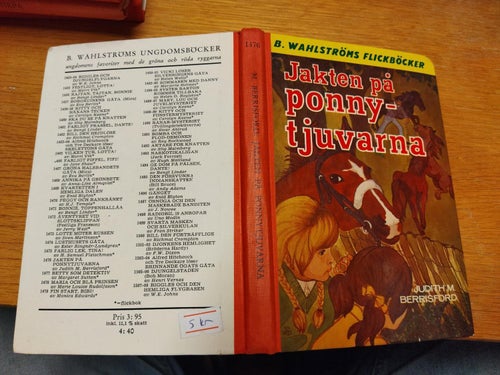 Jakten på ponny tjuvarna av Judith M. Berrisford. bok. Very Fine plus