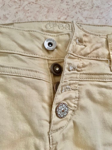 Cream gula shorts, storlek 26 xs