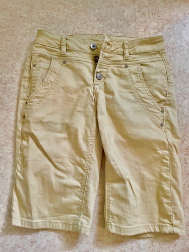Cream gula shorts, storlek 26 xs