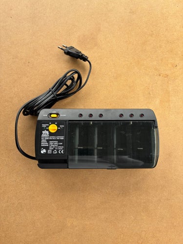 Universal batteriladdare MW9399GS för NiCd och NiMH-batterier