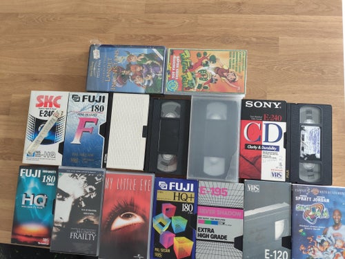 VHS-filmer: Peter Pan, Incantation, Frailty, My Little Eye, Space Jam