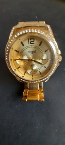 Regal Damklocka i guldfärg med strass