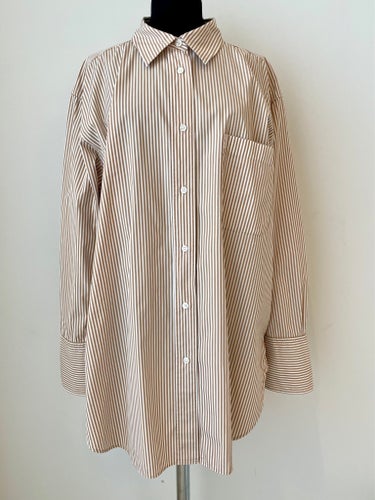 ARKET SKJORTA vit/brun randig, lång modell, snygg att bära oversized!