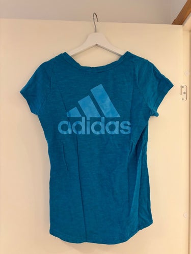Adidas blå t-shirt