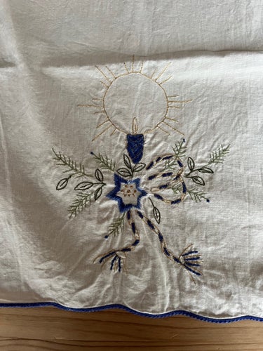 Duk med broderi