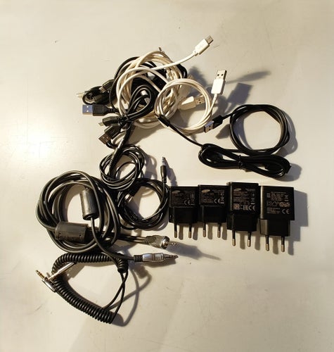 Parti USB-laddare och kablar.
