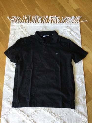 Calvin Klein svart pikétröja, storlek L
