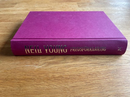 Inbunden bok av Neil Young - FREDSFÖRKLARING (2012)