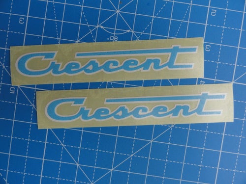 [DEKALER] CRESCENT. 2 st. 13 x 1.85 cm. Vit/Ljusblå