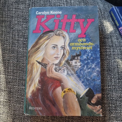 Kitty och armbandsmysteriet av Carolyn Keene, 1986