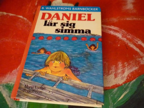 BOK, TVÅ STYCKEN BARNBÖCKER, PLUTTEN OCH BAMSE I STORSKOGEN, DANIEL LÄR SIG SIMM