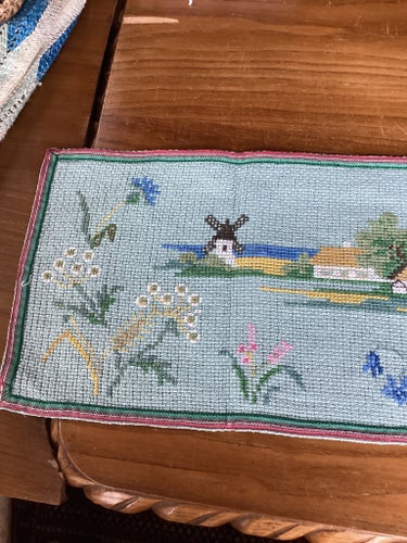 Äldre broderad väggbonad