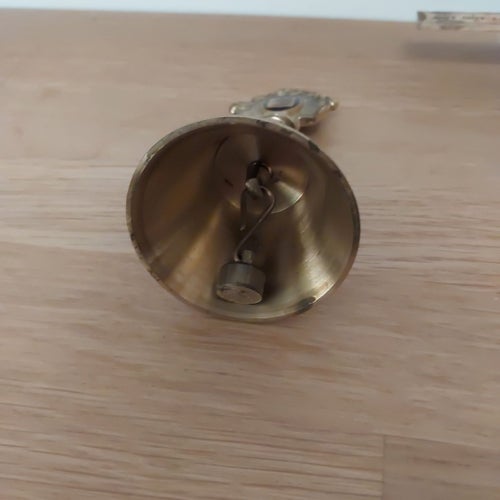 Mässingsklocka med Skånelandskapsskylt
