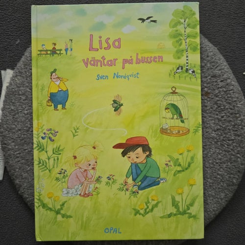 Lisa väntar på bussen av Sven Nordqvist, 2004