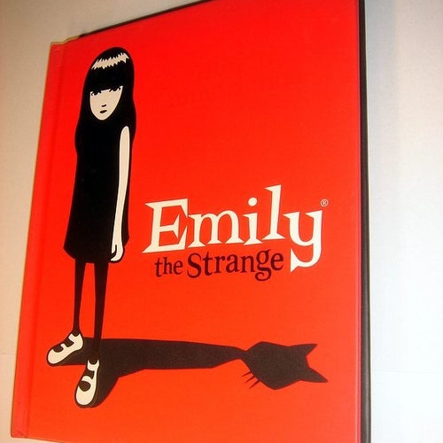 Emily the Strange - Hon är annorlunda NY OLÄST INBUNDEN