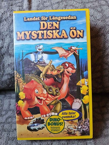LANDET FÖR LÄNGE SEDAN - DEN MYSTISKA ÖN .- .SVENSK TAL - VHS .