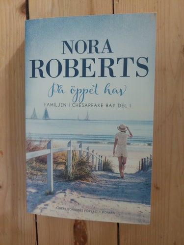 "På öppet hav" av Nora Roberts. Bra sommarläsning!!!