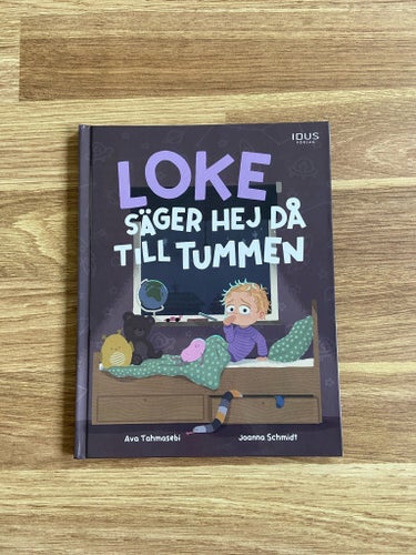 Loke säger hej då till tummen av Ava Tahmasebi