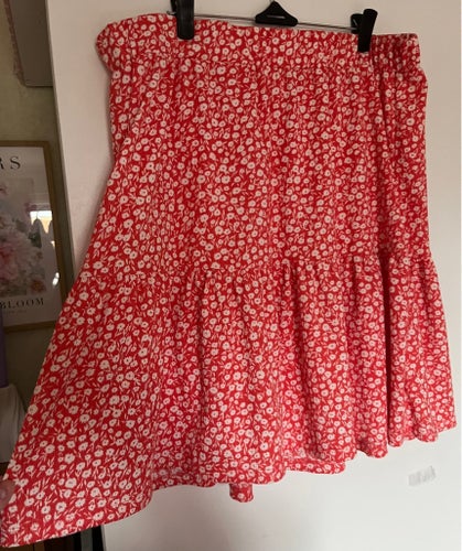 NY röd/vit kort kjol m. blommigt mönster & volanger stl 44/46 Bonprix Sommar