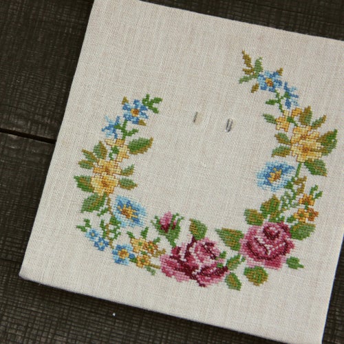 Broderad tavla almanackshållare korsstygn blomsterkrans rosor vintage retro