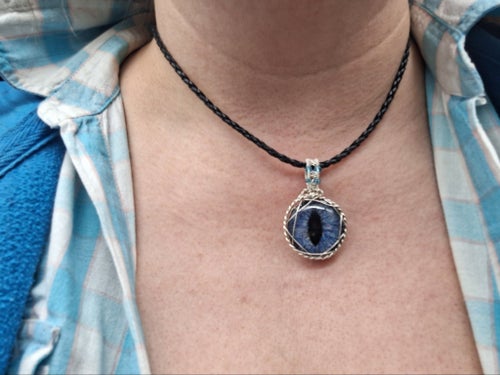 Unikt draköga halsband, handmålat öga wire wrapped ram i silver och blått
