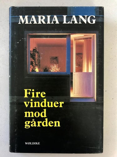 FIRE VINDUER MOD GÅRDEN Maria Lang Wøldike förlag