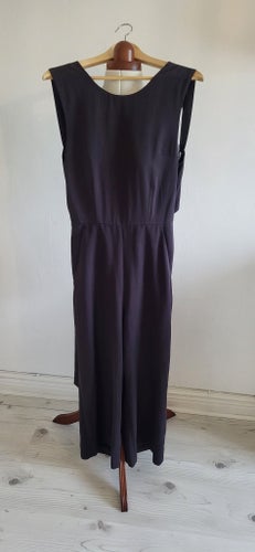 H&M svart jumpsuit, storlek 38