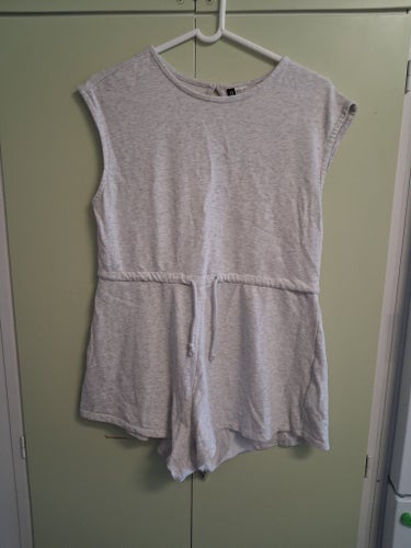 H&M ljusgrå playsuit, storlek M