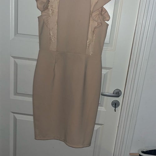 Paper Dolls beige klänning, storlek EUR 40