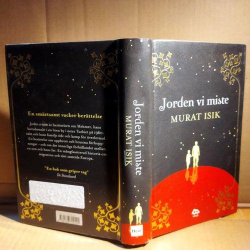Jorden vi miste av Murat Isik. Very Fine+. laminerat omslag