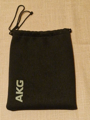 AKG väska till hörlurar