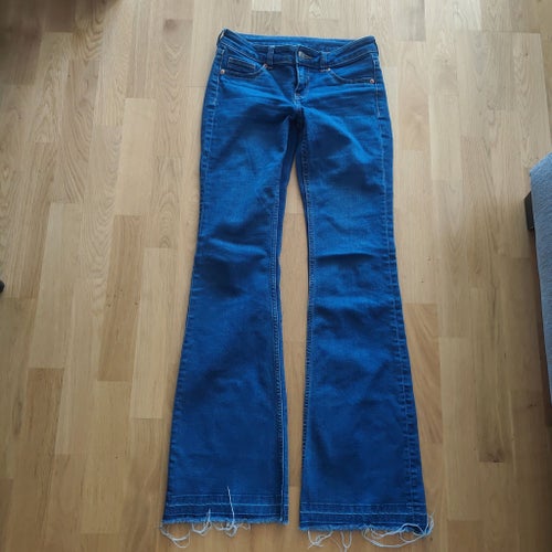 Blå low waits bootcutjeans, storlek 34