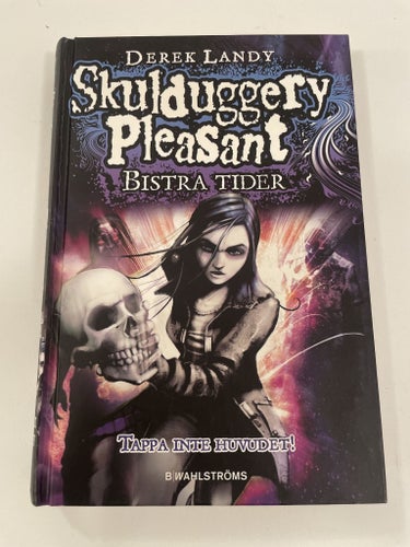 Bistra tider | Derek Landy | Skulduggery Pleasant | Kartonnage