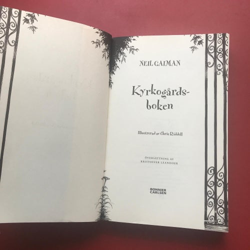 KYRKOGÅRDSBOKEN Neil Gaiman Chris Riddell 2021